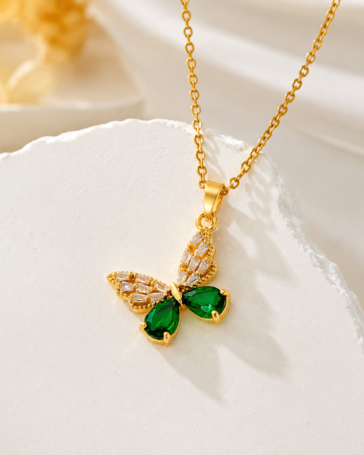 Elegant Green Leaf Drop Pendant Necklace